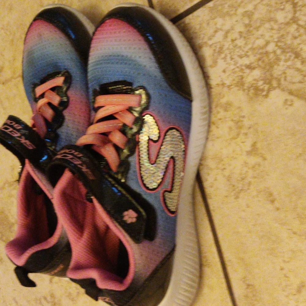 Kids sketchers size 3